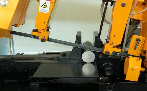 梁子湖数控带锯床自动送料精度会出现偏差吗？