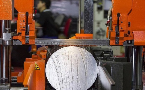 梁子湖立式金属带锯床切削出现跑带故障解决方法！